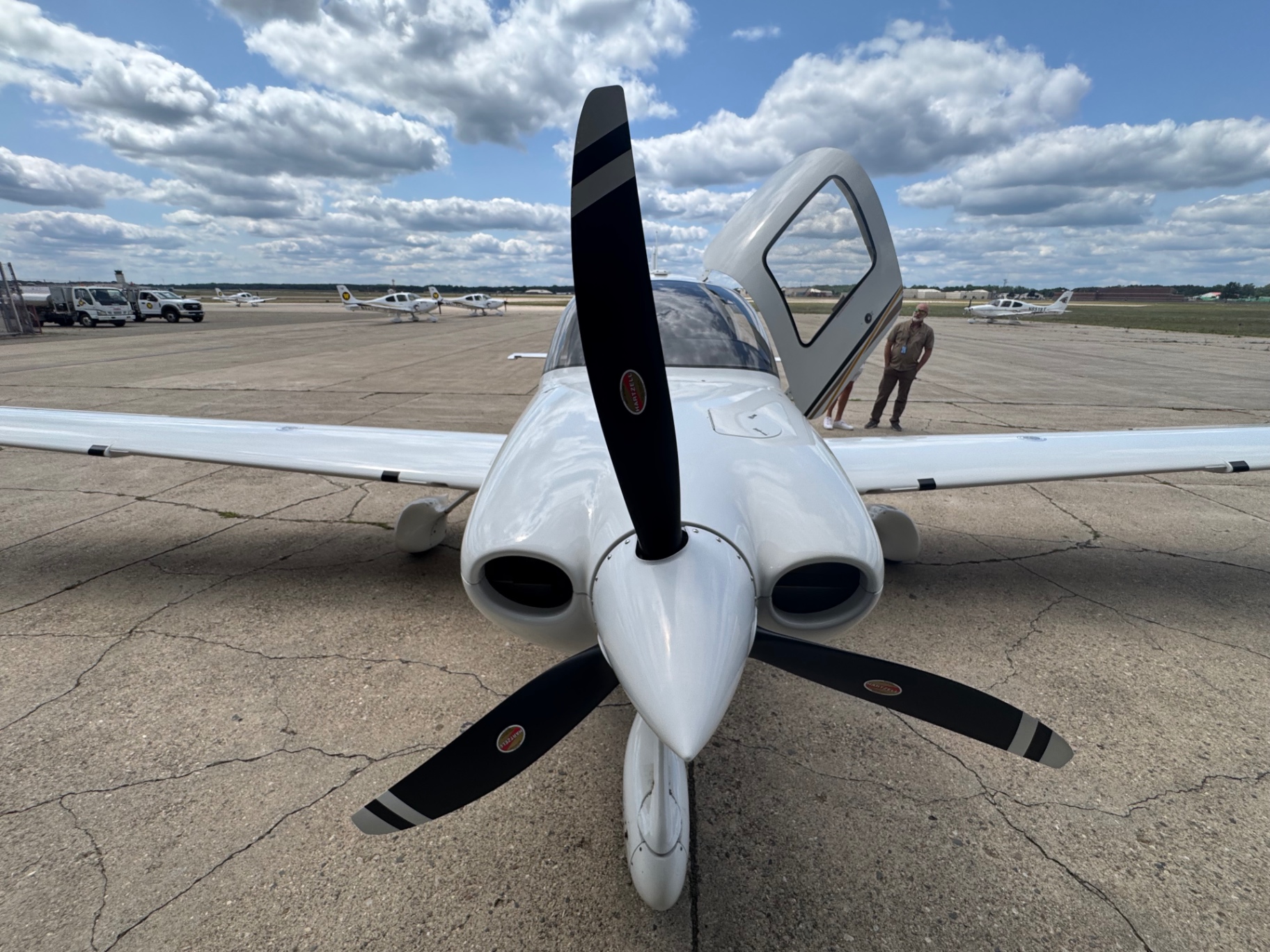 Head-on view of a Cirrus SR20-G2 propeller and cowling