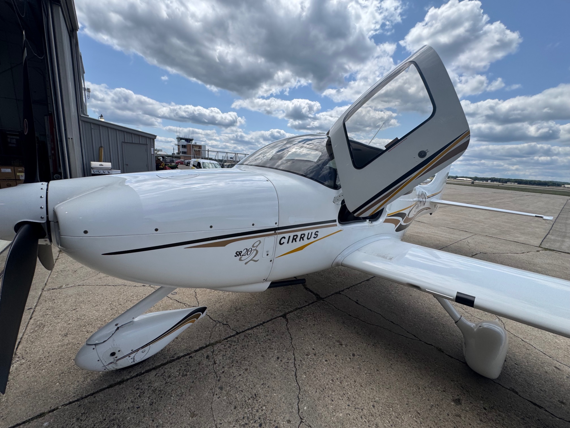 Profile view of a Cirrus SR20-G2 outside the hangar